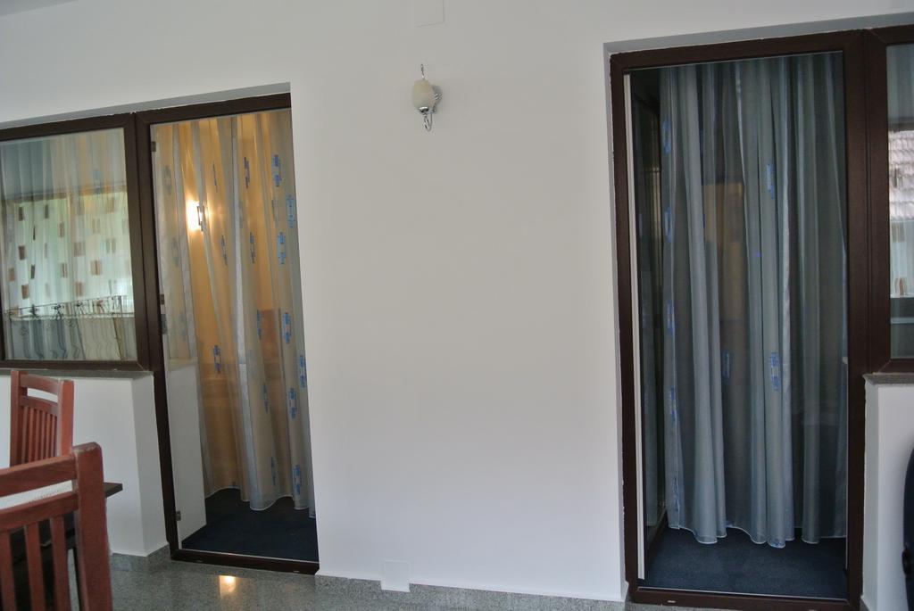 Pensiune Restaurant Piatra Craiului Dîmbovicioara Esterno foto