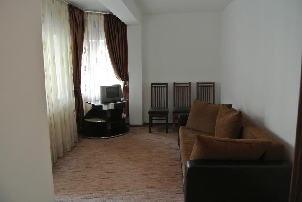 Pensiune Restaurant Piatra Craiului Dîmbovicioara Esterno foto
